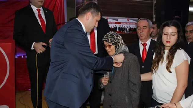 MHP'ye katılan 714 kişiye rozetleri takıldı
