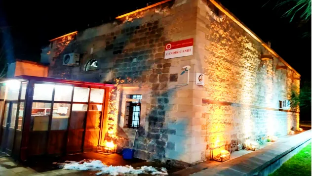 Mihrabı porselen tabaklarla süslü yapı: Çandır Camii