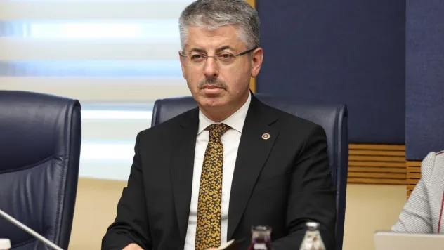 Milletvekili Çopuroğlu, 'Özgür Bey bizi takip etsin, hayatında çok şey değişir'