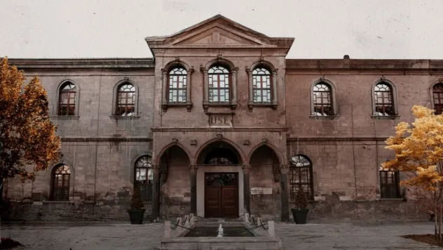 Milletvekili Özdemir'den Kayseri Lisesi'ne 'İstiklal Madalyası' teklifi