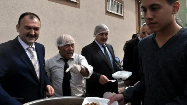 Milli Eğitim Müdürü Öğrencilere Etli Pilav İkram Etti 