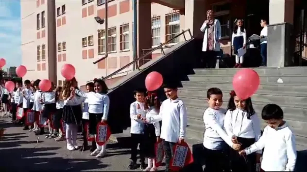 Minik öğrenciler, Filistinli çocuklar için balon uçurdular