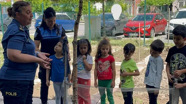 Minik öğrenciler Polis ekipleri ile fide dikti