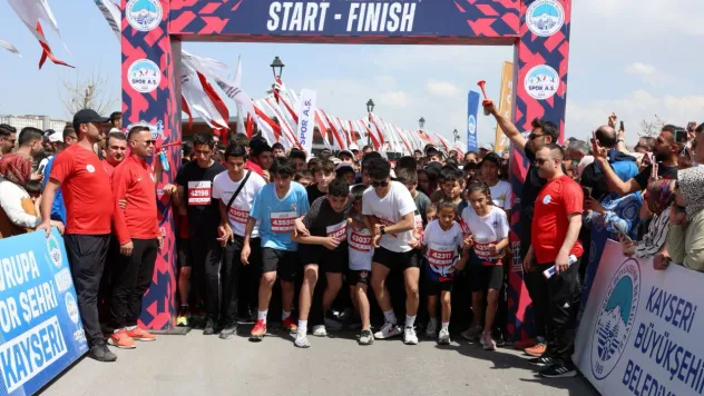 Minik sporculardan 23 Nisana özel koşu