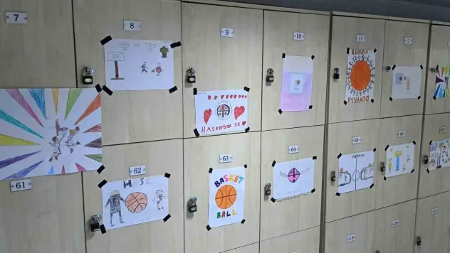 Minik sporculardan idman yaptıkları salonda resim sergisi