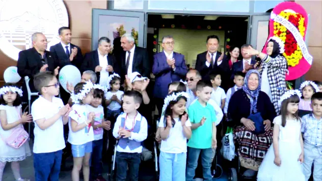 Minikler 'iyilikle' engelleri aştı, öğretmenleri gözyaşlarını tutamadı