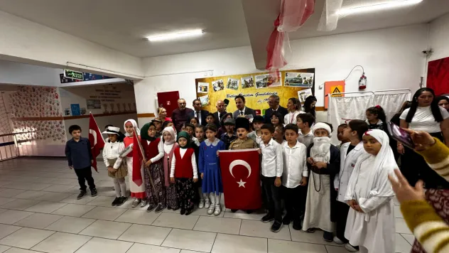 Miniklerden 'Geçmişten Geleceğe Cumhuriyet Sokağı' etkinliği