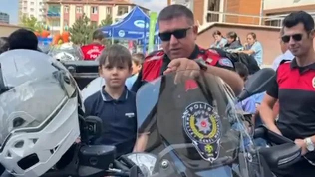 Miniklere, Polislik tanıtıldı