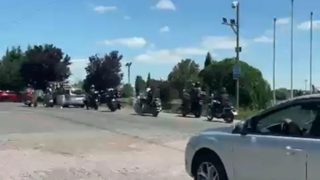 Motosiklet grubu araca saldırdı