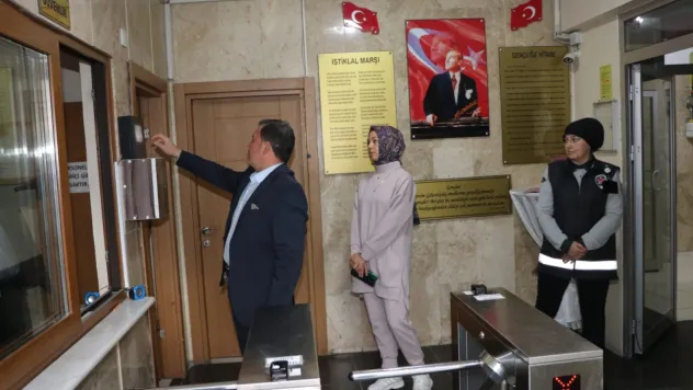 Müdür Kabakcı, yurtlarda asansör, kalorifer ve su sistemleri gibi teknik donatıları inceledi