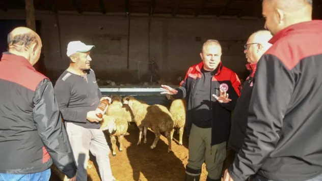 Müdür Saklav'dan üreticiye dezenfektan dağıtımı