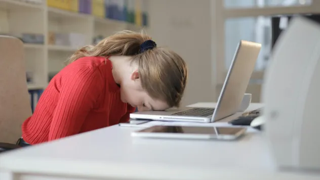 Narcolepsi: Aşırı uykululuk ve kontrolsüz uyku nöbetleri