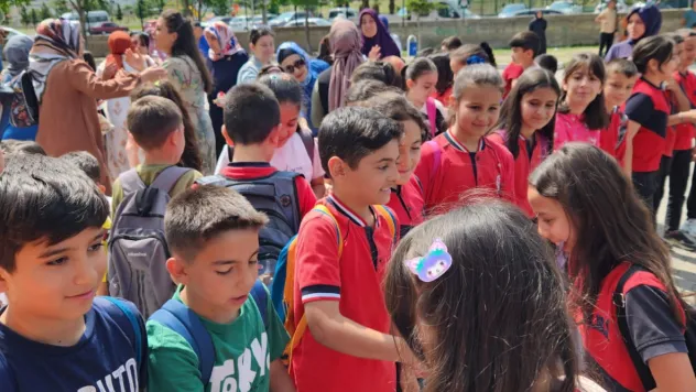 Öğrenciler ve öğretmenler Arefe günü bayramlaştı