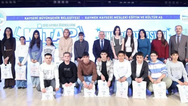 Öğrencilere ücretsiz olarak kaynak hazırlık kitabı dağıtıldı