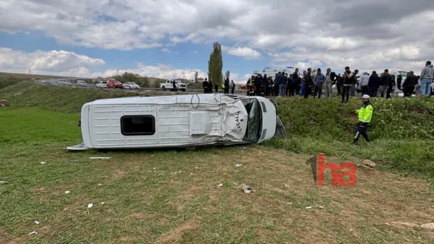 Öğrencileri taşıyan minibüs devrildi: 14 yaralı