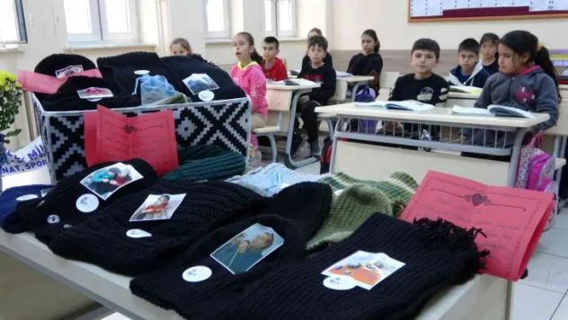 Öğrencilerin ve velilerin ördüğü atkı, bere ve şapkalar Tunceli'deki askerlere gönderildi