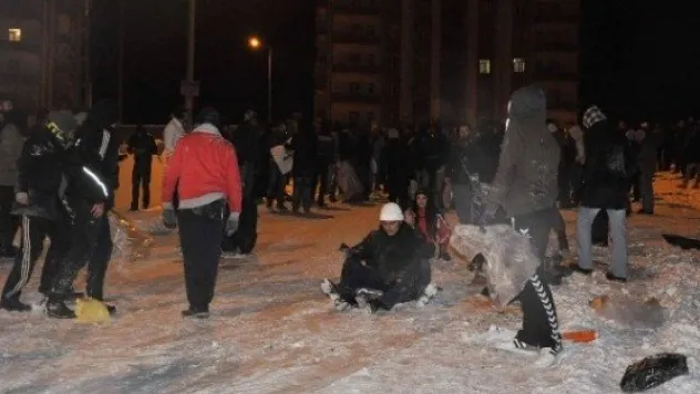 Üniversitelilerin Naylon Poşet, Tepsi Ve Leğenle Kayak Keyfi