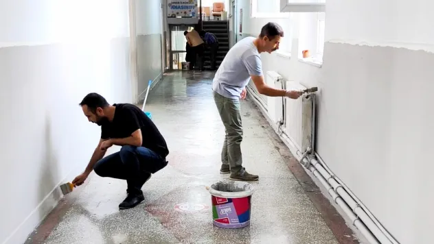Okul Müdürü ve öğretmenler okullarını yenilediler