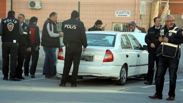 Okul bahçesindeki plakasız araç polisi alarma geçirdi