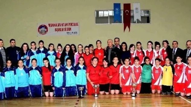 Okullar Arası Genç Bayanlar Hentbol Turnuvasında Seyyid Burhaneddin Endüstri Meslek Lisesi Şampiyon Oldu 