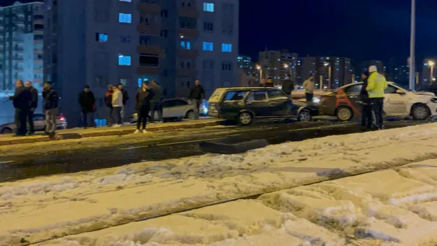 On Bir Aracın Karıştığı Zincirleme Trafik Kazasında 2 Kişi Yaralandı
