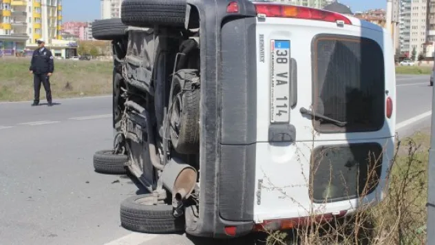 Önce çarpıştı sonra yan yattı