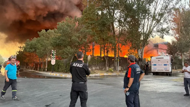 OSB'de çıkan fabrika yangınını soğutma çalışmaları devam ediyor