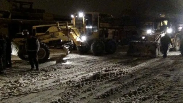 Oto Sanatkarlar Odası Başkanı Şeyhi Odakır'dan Karla Mücadele Ekibine Tatlı İkramı 