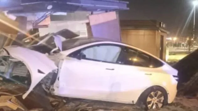 Otomobil büfe kabinine girdi