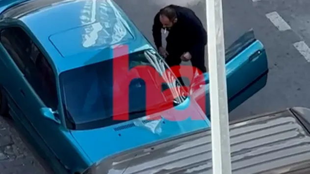 Otomobil içindeki kadın çocuklarının yanında darbedildi