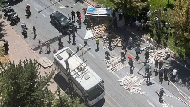 Otomobil ve kamyon çarpıştı: 4 yaralı