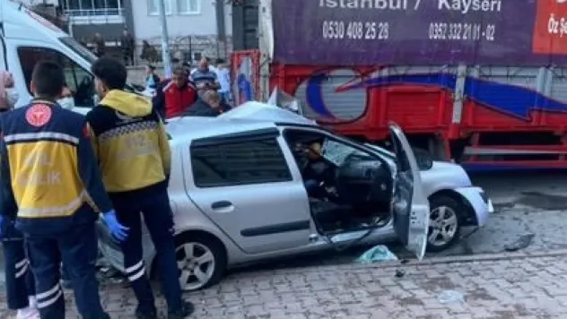 Otomobilin kamyonun karıştığı kazada 1 kişi öldü 1 yaralı