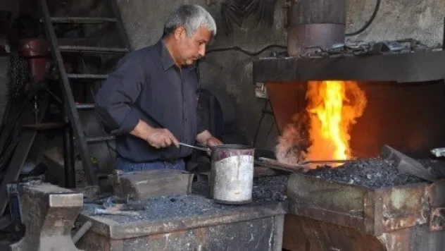  90 Derecede Demir Döverek Oruç Tutuyor 