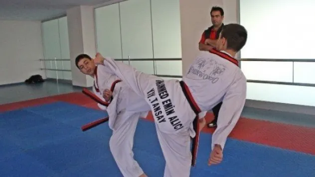 Bir Yumrukta Üçünün De Canı Acıyor