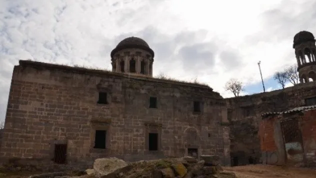 Tarihi Kilise Hayvan Barınağı Oldu