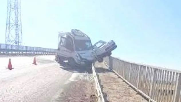 Palas'ta trafik kazası: 1'i ağır 2 yaralı