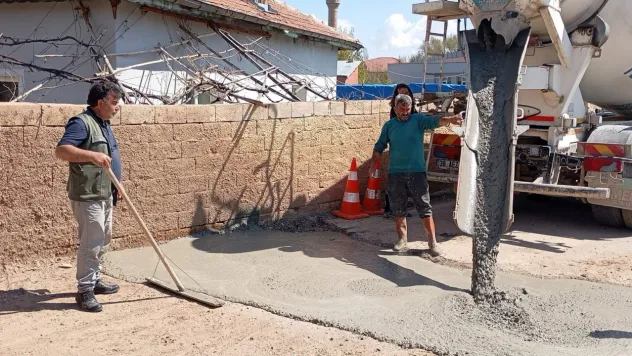 Palaslılar, yollarına asfalt dökülmeyince, betonla onarıyorlar