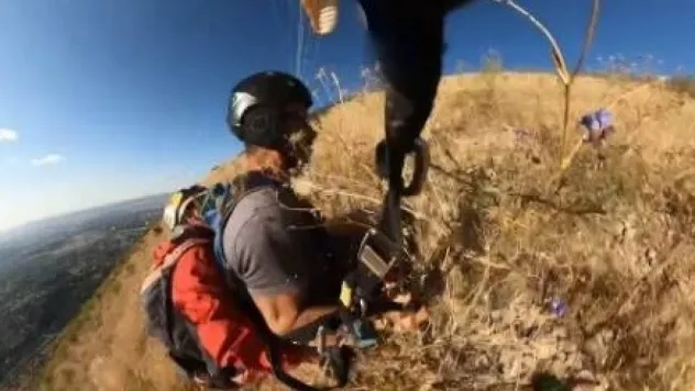 Paraşüt İpi Düğümlendi, Pilot Dağ Yamacına Zorunlu İniş Yaptı