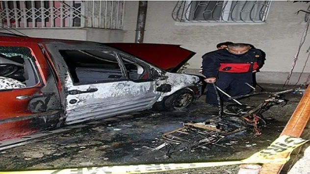 Park halindeki araç ile elektrikli motor yandı