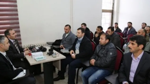 Park Ve Bahçeler İşçilerine Çim Biçme Otomatik Sulama İlaçlama Konularında Seminer