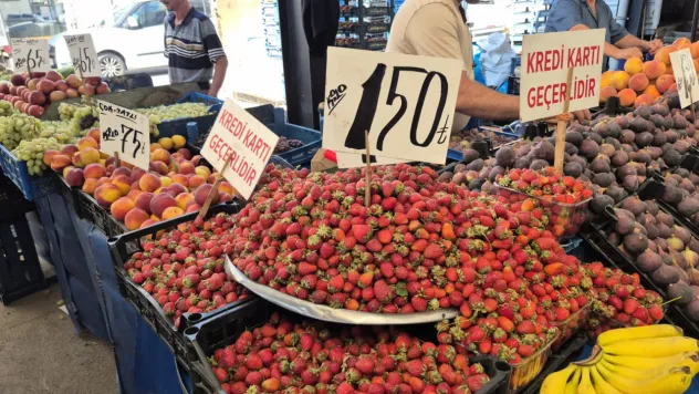 Pazar tezgahında çilek ve mevsim meyveleri el yakıyor