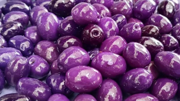 Pazar tezgahındaki zeytinler rengiyle dikkat çekiyor