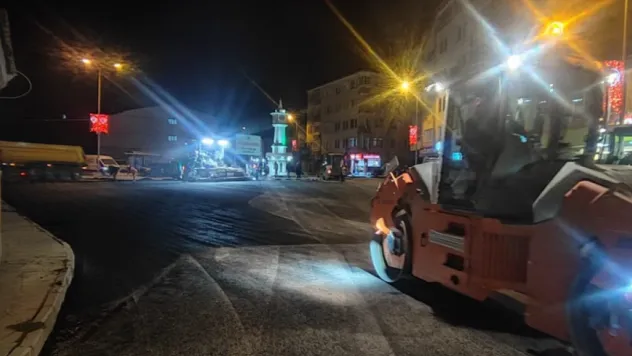 Pınarbaşı İlçe Merkezinde sıcak asfalt çalışmasında gece mesaisi