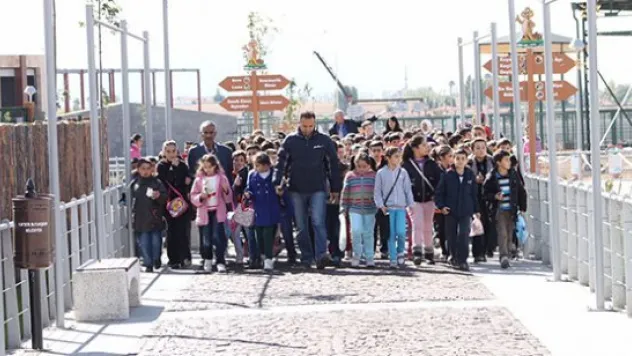 Pınarbaşı İlçesinden gelen öğrenciler hayvanat bahçesini ziyaret etti
