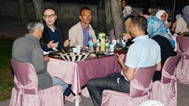 Pınarbaşı Kaymakamı Kamil Aksoy İhtiyaç Sahibi Ailelerle İftarda Buluştu 