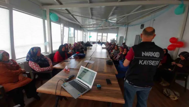 Polis bir yandan tacirlere geçit vermiyor, bir yandan da halkı bilgilendiriyor