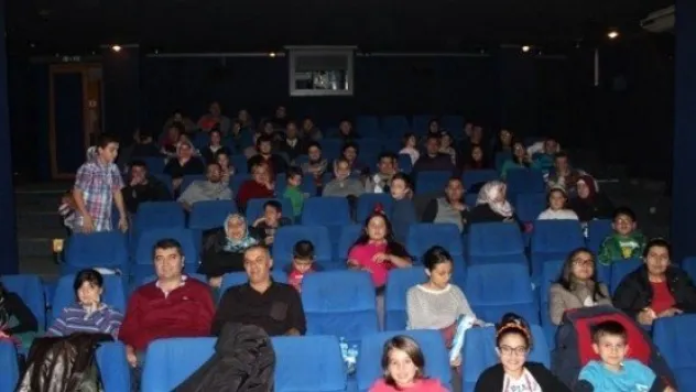 Polis Memurları 'hükümet Kakın' Filmi İle Stres Attı 