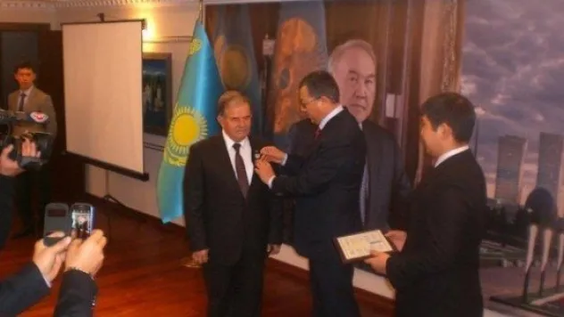 Prof. Dr. Abdülkadir Yuvalı'ya Kazakistan-türkiye Dostluk Ve İşbirliği Madalyası Verildi 