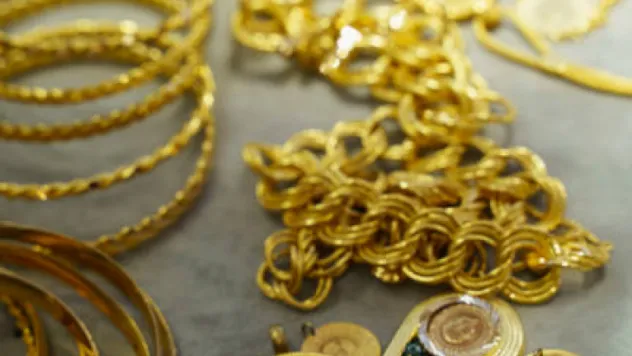 Rekor rakamı gören altın yeni haftaya düşüşle başladı