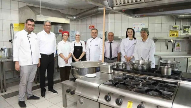 Rektör Altun Aşure Pişirdi